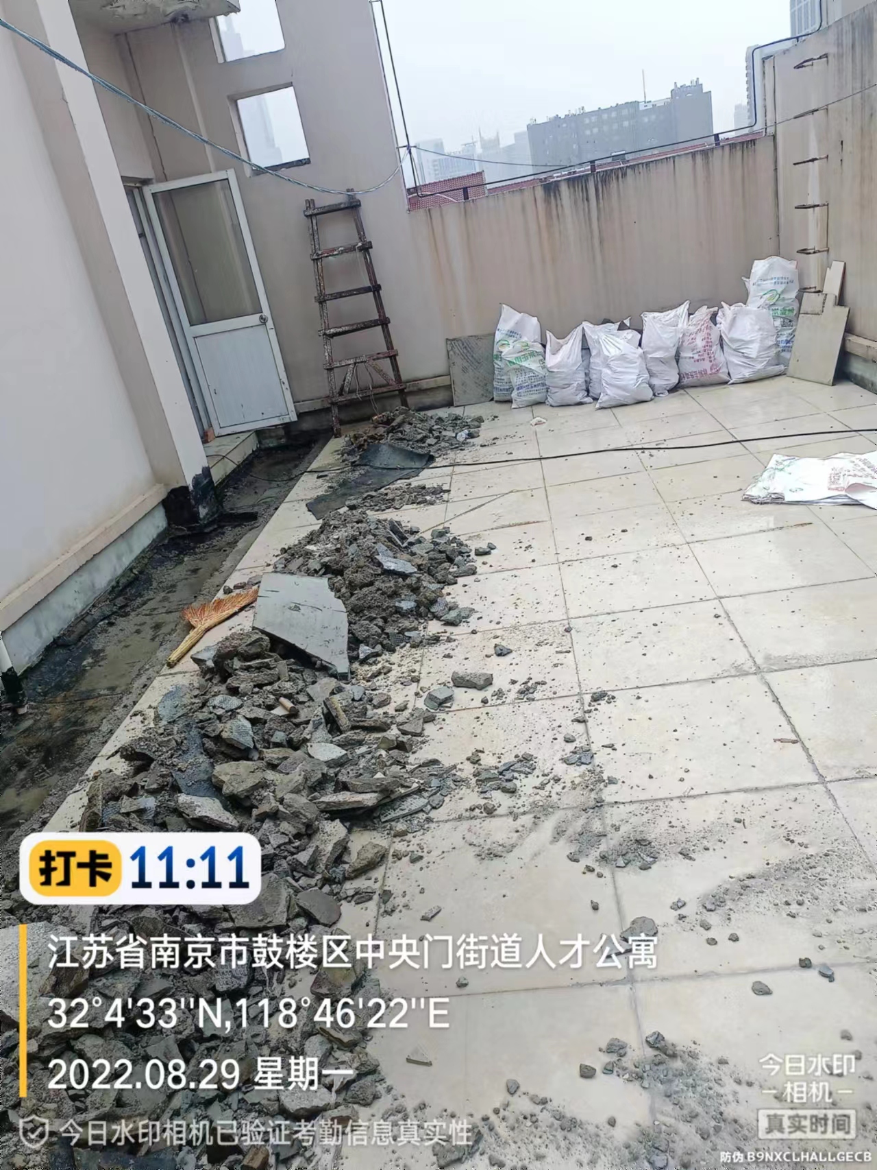 吴江楼顶出现漏水情况应该谁负责？